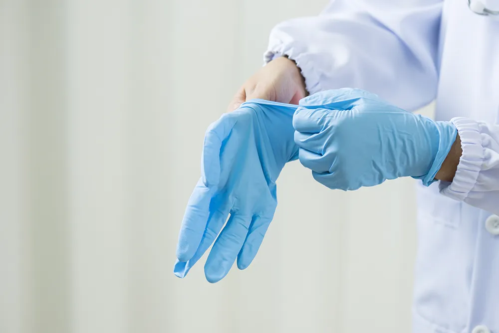 手術用手袋を着用する医師